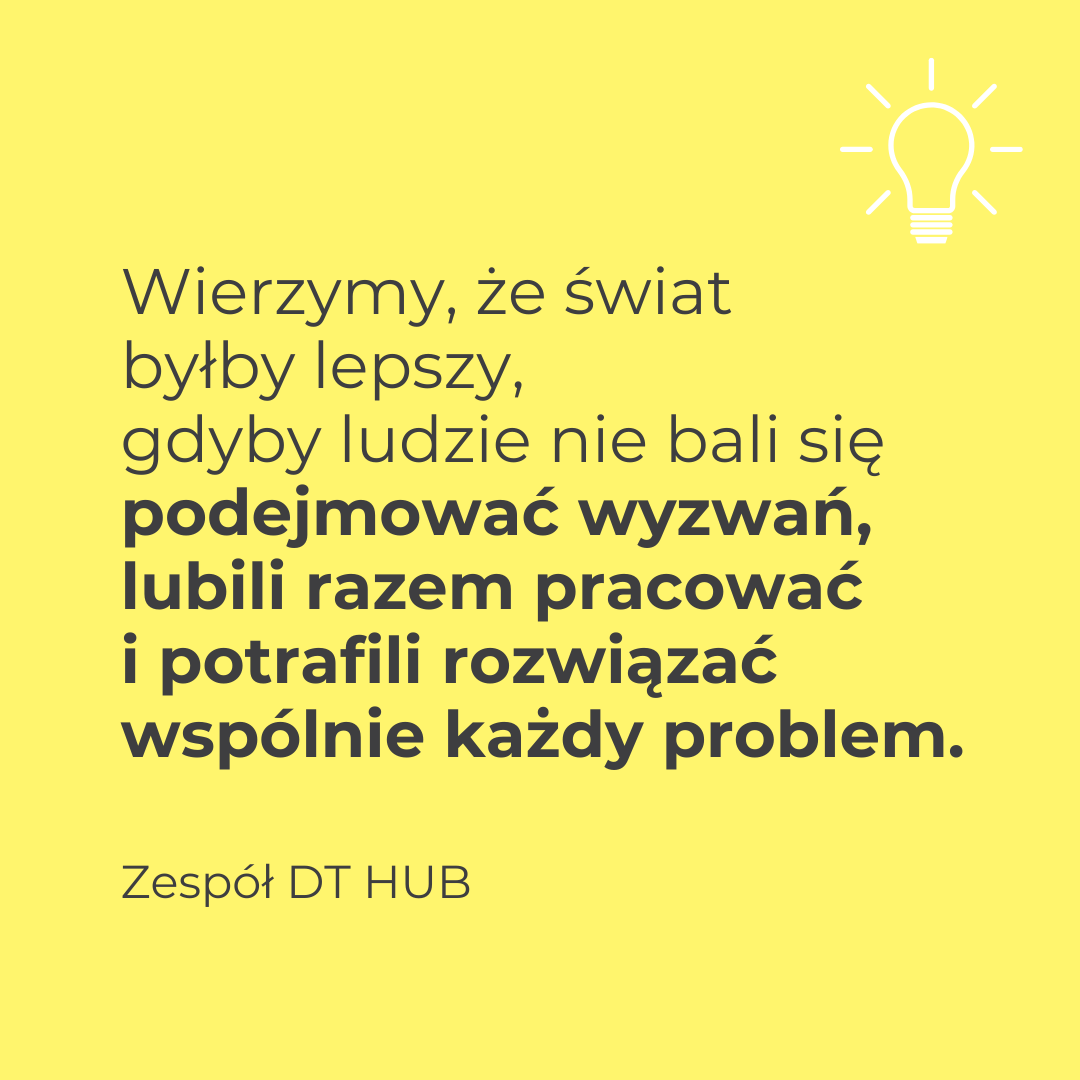 Żółte tło z ikoną żarówki w prawym górnym rogu. Cytat: 'Wierzymy, że świat byłby lepszy, gdyby ludzie nie bali się podejmować wyzwań, lubili razem pracować i potrafili rozwiązać wspólnie każdy problem.' Pod cytatem podpis: Zespół DT HUB